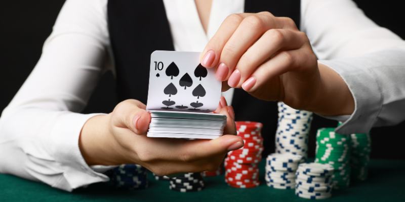 Hướng dẫn chi tiết luật chơi bài Baccarat cơ bản cực dễ hiểu